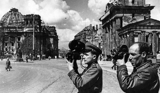 Sovětští kameramani dokumentují ruiny v centru Berlína v létě 1945. Ilustrační