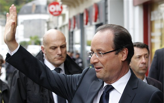 Socialista François Hollande zdraví píznivce ve "svém" mst Tulle, kde práv
