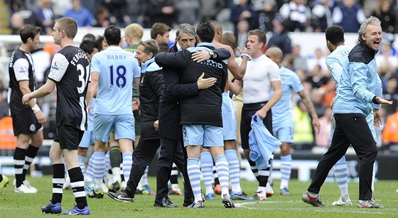 RADOST V BLEDMODRÉM. Trenér Roberto Mancini (uprosted) a fotbalisté