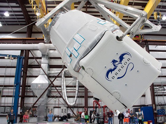 Modul Dragon spolenosti SpaceX ped pipojením k raket Falcon 9