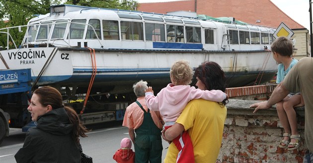 Transport lodi Vyso�ina z Dale�ické p�ehrady na Orlickou se v Jarom��icích nad