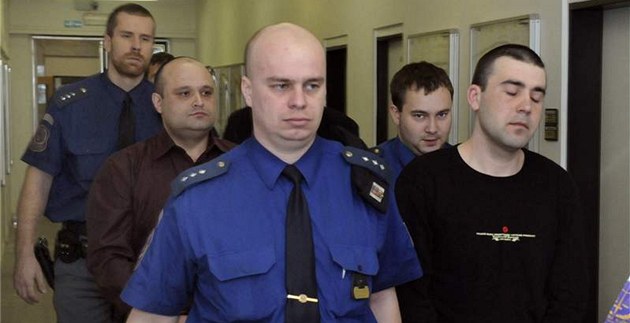 Ukrajinci Vasil Bentsa (druhý zleva), Volodimir Dubleny� (druhý zprava) a Michail Zavatskij (vpravo), kte�í jsou ob�alováni z obchodování s lidmi a vyu�ívání jejich otrocké práce.