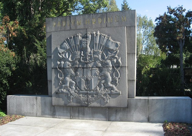 Památník padlým hrdinm na Olanských hbitovech v Praze