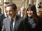 Souasný francouzský prezident Nicolas Sarkozy pichází s manelkou Carlou...