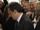 Souasný francouzský prezident Nicolas Sarkozy volí za doprovodu manelky Carly