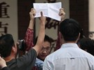 Policie ped pekingskou nemocnicí likviduje protest jednoho z píznivc slepého
