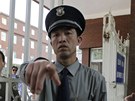 ínská policie hlídkuje ped pekingskou nemocnicí, kam z ambasády USA pevezli