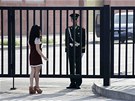 ínský voják steí vjezd do areálu americké amabsády v Pekingu (2. kvtna 2012)