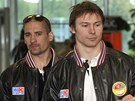 etí hokejisté Tomá Plekanec (vlevo) s Petrem Prchou odlétají na mistrovství