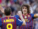 JE TAM! Carles Puyol (vpravo) oslavuje s Andrésem Iniestou, spoluhráem z...