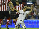 FAULOVANÝ Fabio Coentrao z Realu Madrid se kácí k zemi v utkání s Athletikem
