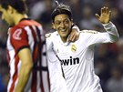 ZA ZÁDY. Vedle pokoeného obránce Athletiku Bilbao slaví Mesut Özil, nmecký