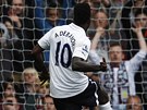 TREFA Z PENALTY. Emmanuel Adebayor, útoník Tottenhamu, stílí gól z penalty v