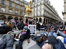 Protestující v Paíi si hoví u památníku Johanky z Arku