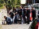 Policisté pi vyetování na míst inu, kde byl neznámými pachateli postelen