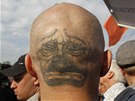 Jeden z demonstrant s tetováním na hlav protestuje v centru Moskvy proti