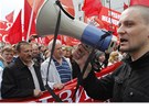 Lídr opozice Sergej Udaltsov s megafonem na protestech proti jmenování