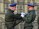 Ruská garda se protahuje bhem zkouky na oslavu Dne vítzství, který 9. kvtna...