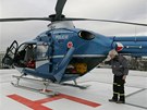 Vrtulník na heliportu ve Fakultní nemocnici v Hradci Králové