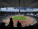 KOMPLEXNÍ POHLED. Olympijský stadion v Londýn vyzkoueli v sobotu první atleti.