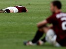 SPARANSKÉ ZKLAMÁNÍ. Fotbalisté Sparty zklaman leí na trávníku. Práv