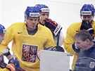etí hokejisté sledují pokyny trenéra Aloise Hadamczika pi prvním tréninku v