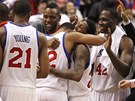 Basketbalisté Philadelphie 76ers se radují z výhry nad Chicagem Bulls.
