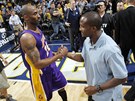 Kobe Bryant z LA Lakers pijímá gratulaci od hráe amerického fotbalu Champa