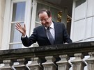 François Hollande mává z balkonu paíské centrály volebního tábu svým