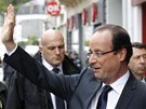 Socialista François Hollande zdraví píznivce ve "svém" mst Tulle, kde práv