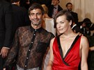 Návrhá Marc Jacobs a Milla Jovovichová (Met Gala, New York, 7. kvtna 2012)