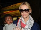 Charlize Theronová a její adoptivní syn Jackson (8. kvtna 2012)