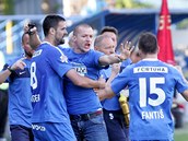 OSTRAVSK RADOST. Fotbalist Ostravy se raduj ze vstelenho glu. Uprosted