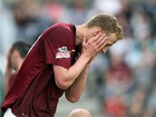 ACH JO... Sparťanský stoper Jiří Jarošík se drží za hlavu, jeho tým právě