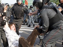 Stet demonstrant a policist v Moskv. (6. kvtna 2012)