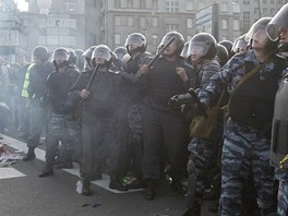 Stet demonstrant a policist v Moskv. (6. kvtna 2012)