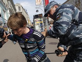 Policie zatk demonstranty proti Vladimiru Putinovi. (7. kvtna 2012)