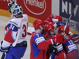 Ruští hokejisté se radují z jednoho z gólů do sítě norského brankáře Larse