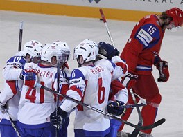 GLOV RITUL. Hokejist Norska slav gl v duelu proti Rusku. 