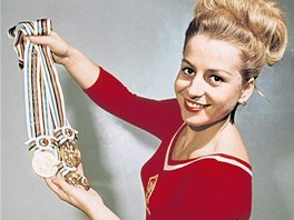 Vra slavsk se zlatmi medailemi z olympijskch her v Tokiu 1964.