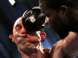 Lavarn Harvell knockoutujeTonyho Pietrantonia ve tetím kole souboje v tké...