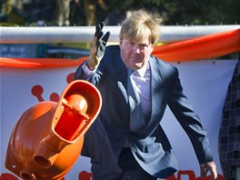 Nizozemský princ Willem-Alexander soutí v klasickém hodu záchodovou mísou v...