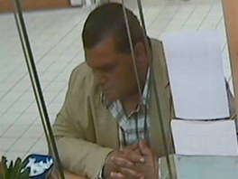 Kamera zachytila podvodníka ve směnárně v Hradecké ulici v Jičíně.