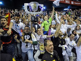 POHÁR JE NÁ. Fanouci Realu Madrid u vdí - panlskou ligu vyhraje jejich...