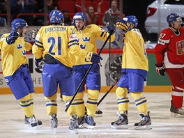 ŠVÉDSKÁ RADOST. Švédští hokejisté se radují z gólu.