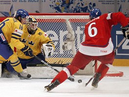 ČESKÁ ŠANCE. Český hokejista Tomáš Mojžíš se dostal do šance proti Švédsku.