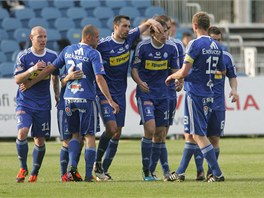 OLOMOUCK RADOST. Fotbalist Olomouce se raduj ze vstelenho glu.