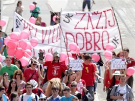 Teplé jarní poasí vylákalo do prvodu poetné druiny kandidát na krále...