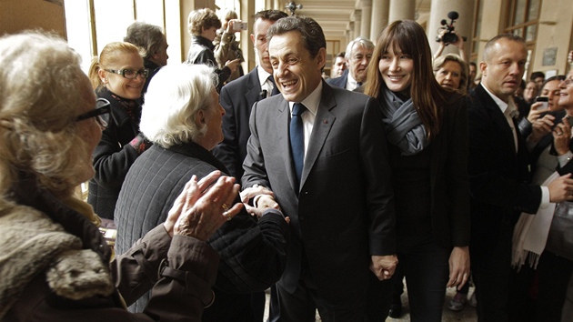 Souasný francouzský prezident Nicolas Sarkozy pichází s manelkou Carlou...