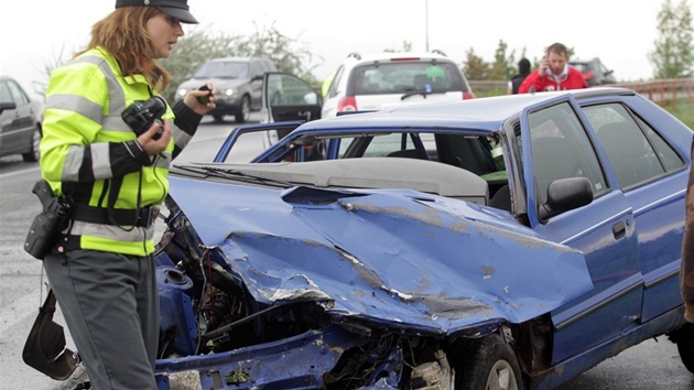 Nehoda dvou aut v evnick ulici v Praze na Zlin. (6. kvtna 2012)